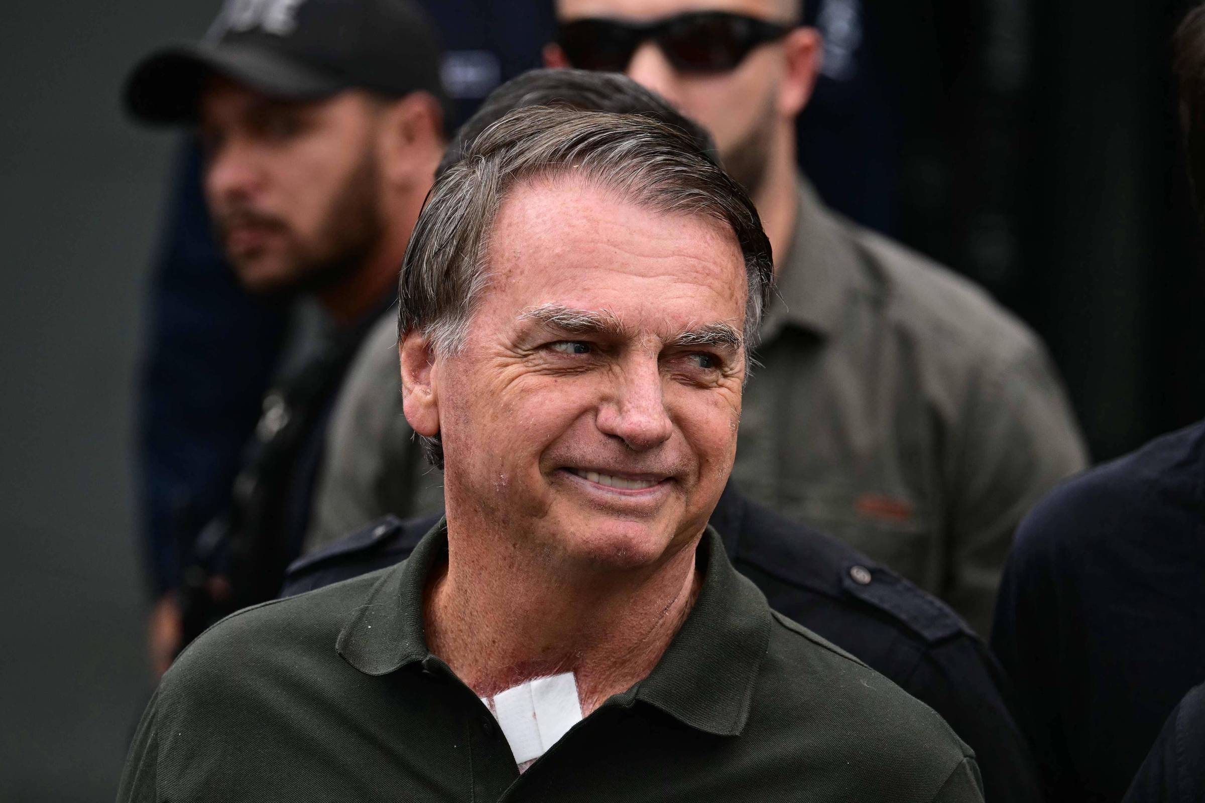 Defesa de Bolsonaro pede a Fachin, presidente do STF, anulação do caso da trama golpista