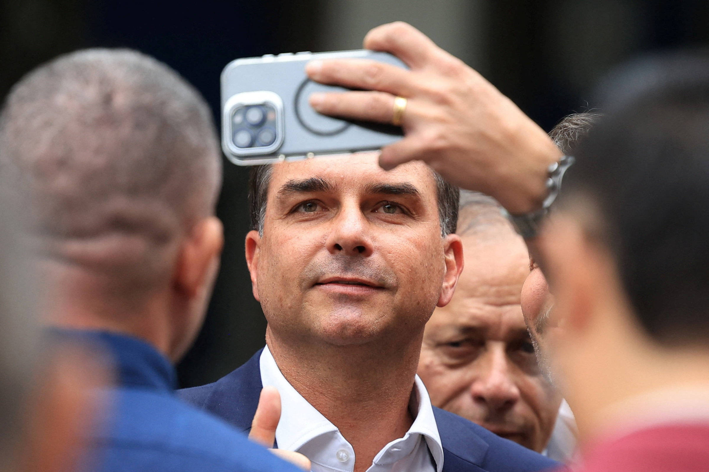 Flávio defendeu cloroquina e criticou medidas contra Covid, antes de ser pró-vacina