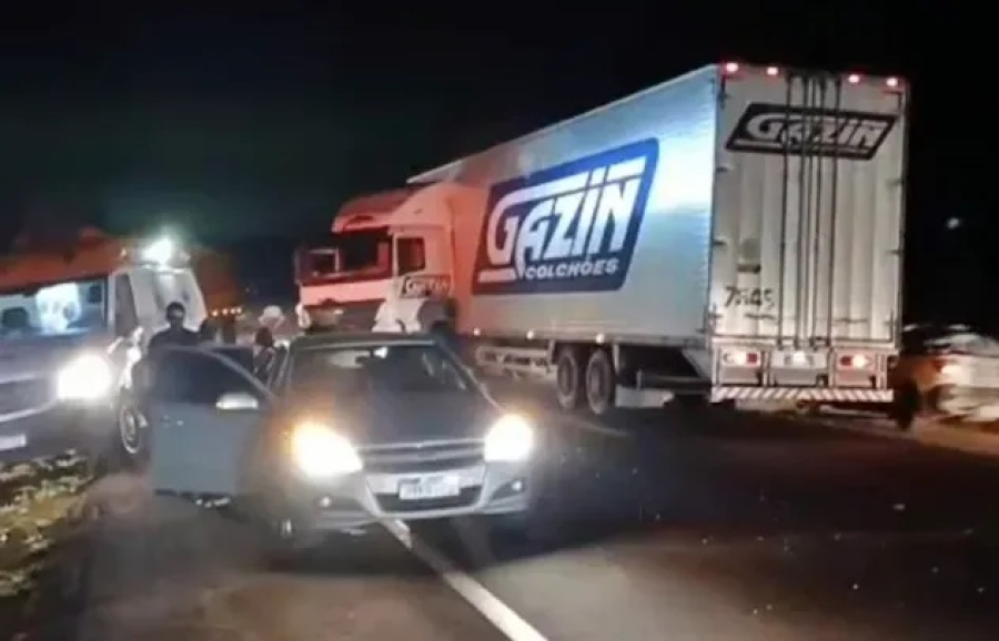 Ambulância se envolve em acidente na BR-163 em Jaraguari e deixa 12 feridos