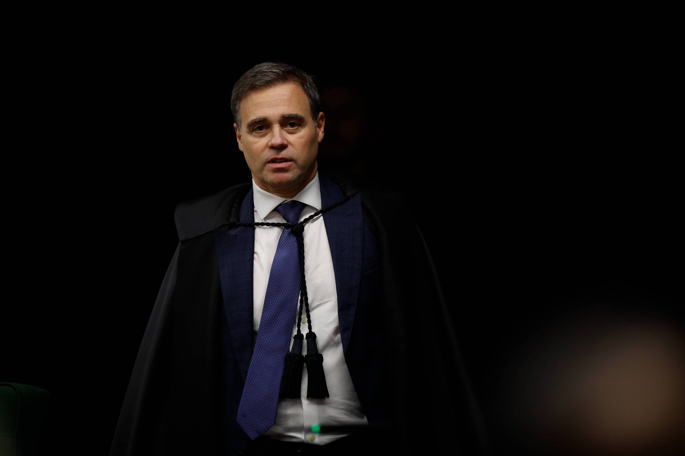 Mendonça vira peça-chave no embate entre Flávio e Michelle com relatoria do caso 'Dark Horse'