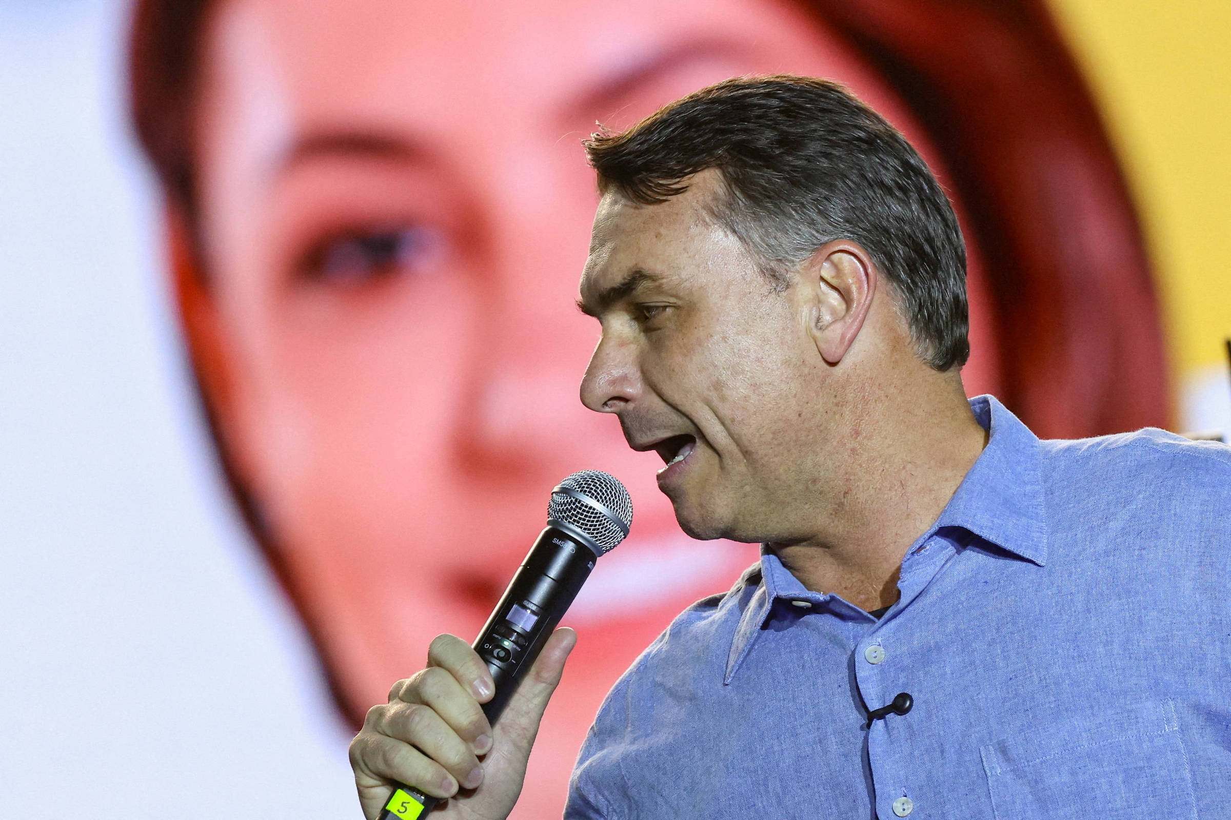 Michelle faltou a anúncio de vice de Flávio porque estava fazendo comida para Bolsonaro, diz Damares