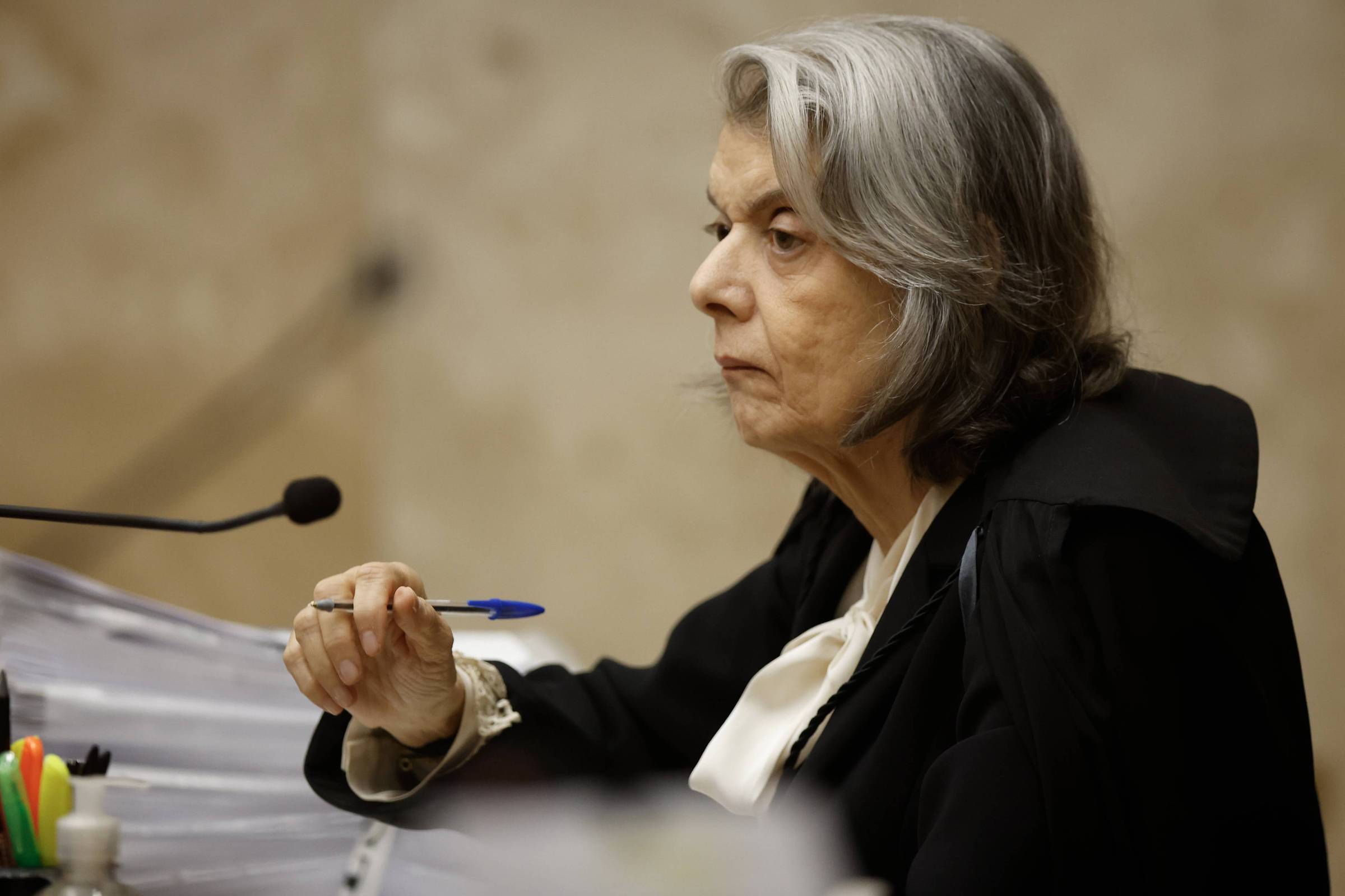 Cármen Lúcia vê erros tanto de Moraes quanto de Mendonça e vira peça-chave na disputa por hegemonia no STF