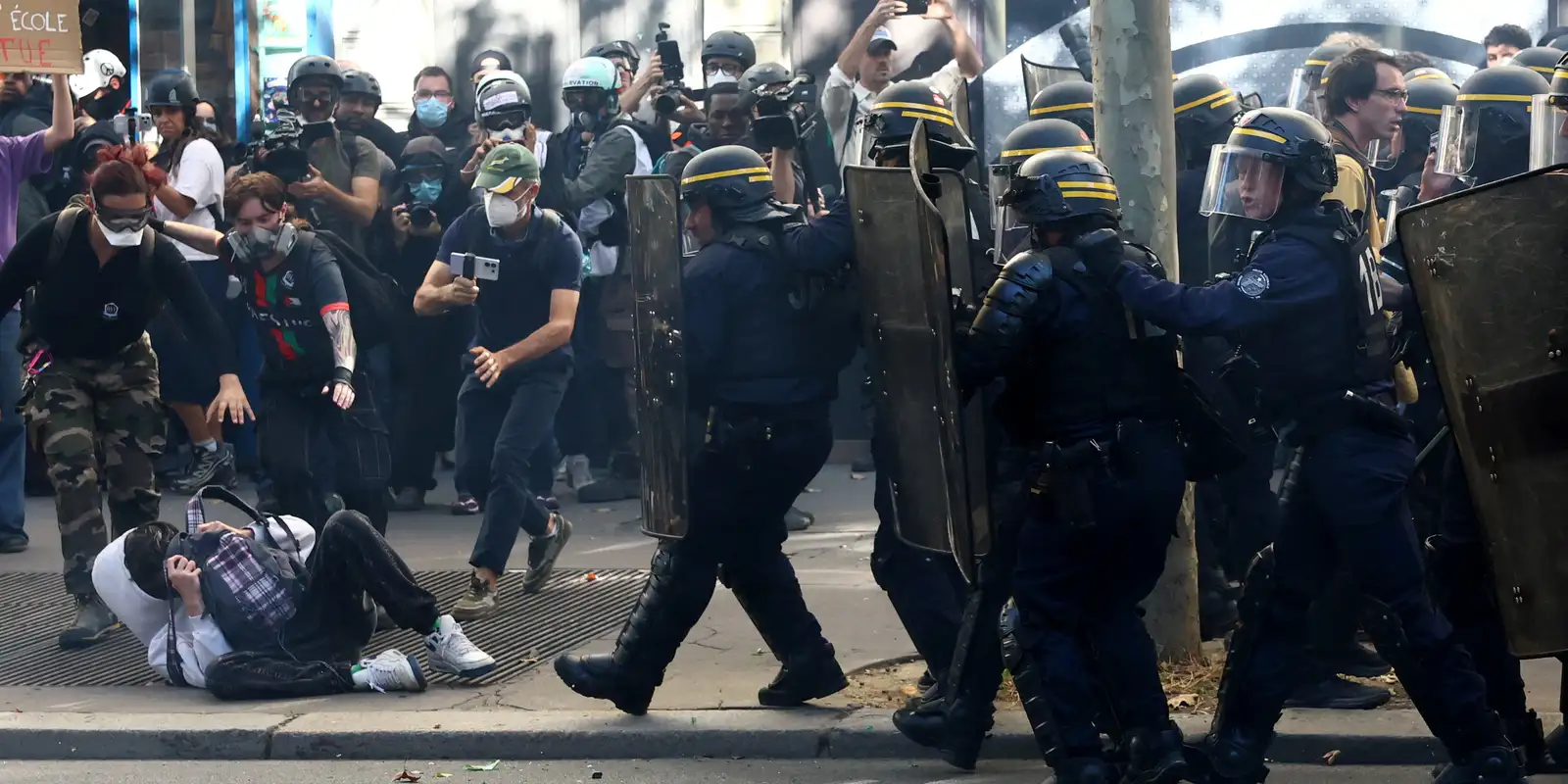Adolescentes franceses fazem mais um dia de protestos sobre escolas