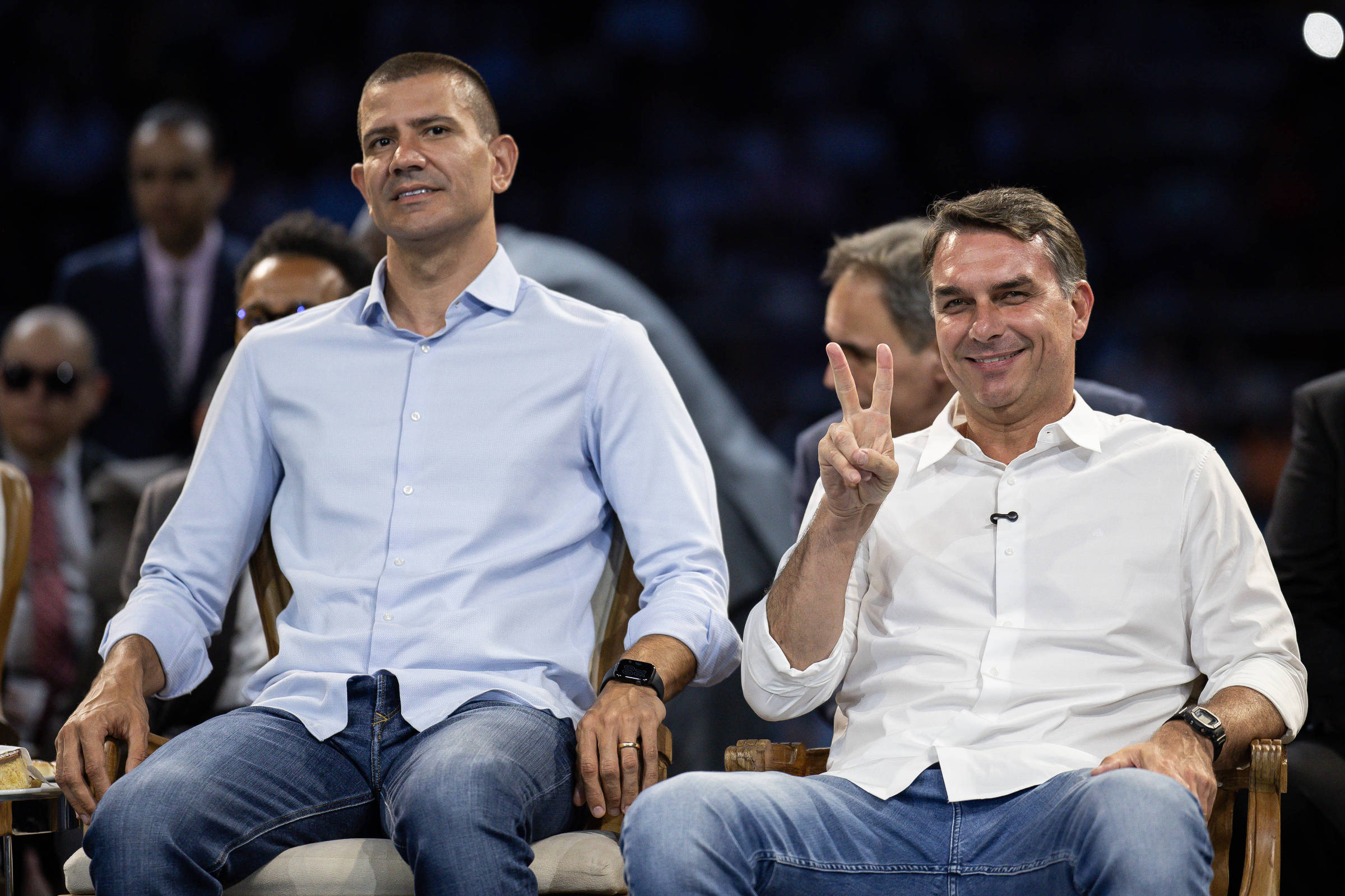 Flávio Bolsonaro comemorou exoneração de Garotinho como secretário de Segurança do Rio